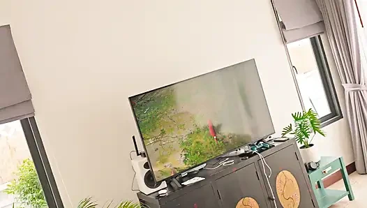 Kız ev arkadaşı, telefonda bir adamla konuşurken hem ağzıyla hem de kira ödemesi yapıyor