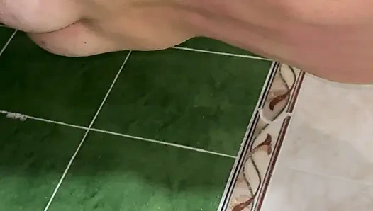 Kaltağın duş alıyor ve senin için kaydediyor