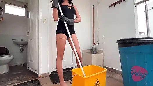 Hizmetçi komşularının önünde paspasla mastürbasyon yaparken yakalandı, herkesi sikmek istiyor