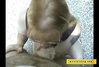 Olgun sarışın emme çük için bir araba tamir