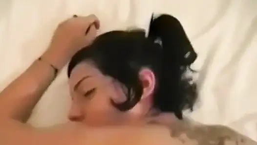 Kitty Kay sikiliyor ve sonra göğüslerine boşaltıyor