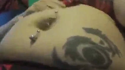 Yaşlı kadın antman yiyor ve midesini dinliyor