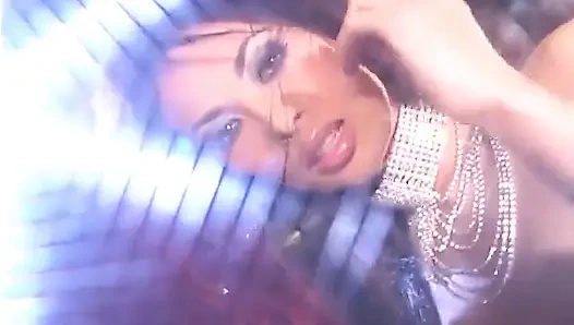 Tera Patrick'in yer aldığı pembe iç çamaşırı fotoğraf çekimi