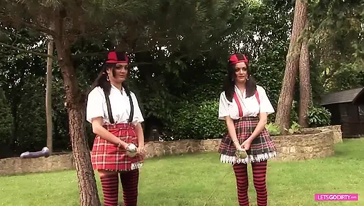 Sarışın kaltak ve esmer ikizlerle grup seks kostümlü sikiş