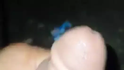 Bangladeşli çocuk açık havada pislik