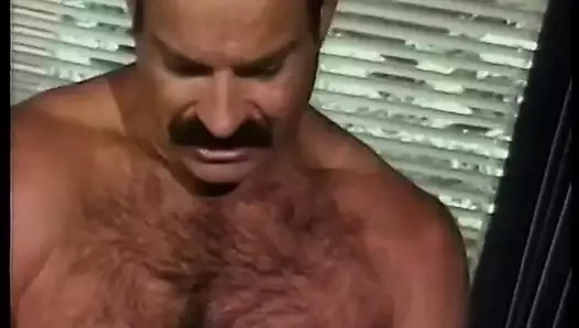 Yaşlı adam dizlerinin üstüne çöküyor ve müşterisine yarağını emiyor ve sonra sikişiyor