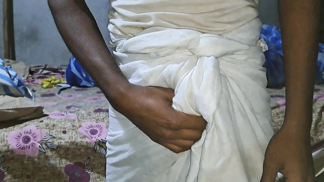 Soyunma odasında yaşlı adam ustası