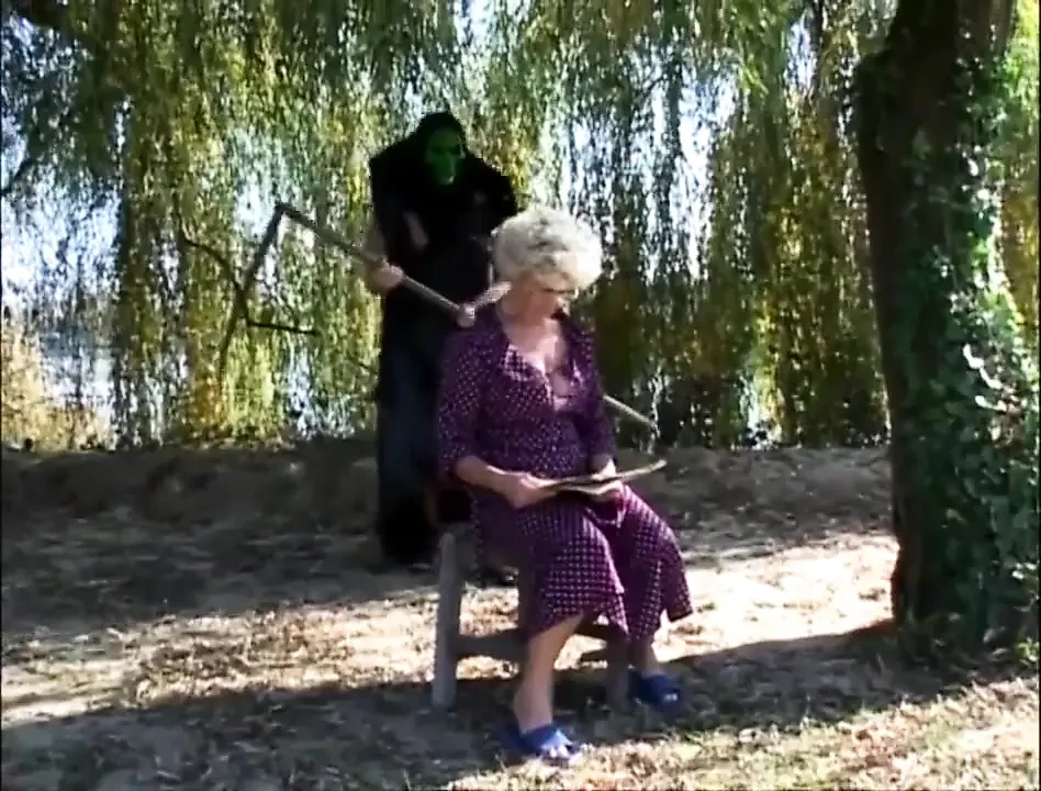Стара жена в гората