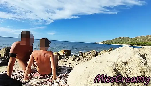 Yabancılar karımı çıplak bir plajda büyük yarağıma dokunup sikerken yakaladı