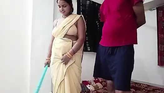 Riya Bhabhi efendisinin evini süpürüyordu, sahibi seksi konuşarak cinsel ilişki kurdu.