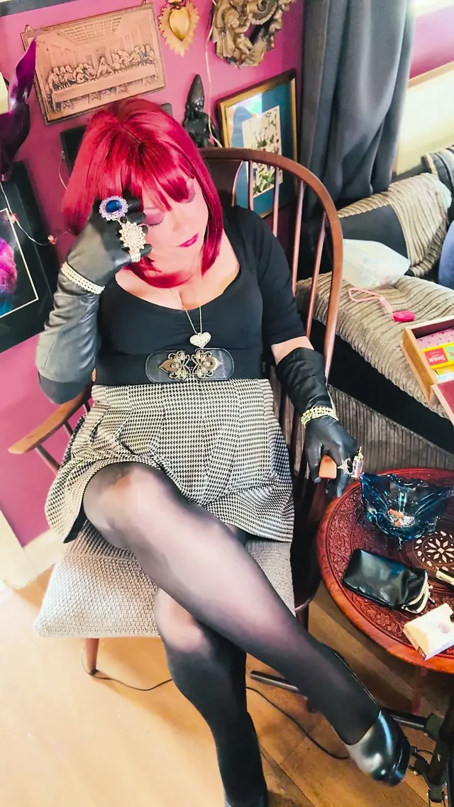 A Naughty secretary Tina Snua Dons Leathe Gloves, Jewellery & Chain Smokes 2 Cigarettes - Smoking Pantyhose