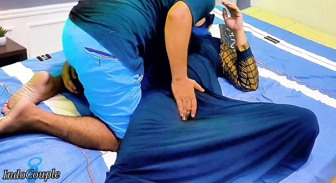 Tesettürlü kız amını gösteriyor ama üvey erkek kardeş yanlış deliği seçiyor.