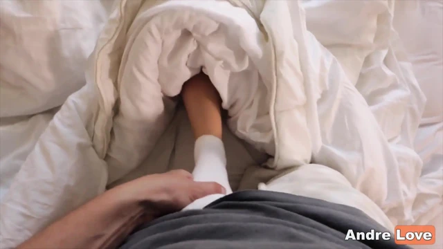 Beyaz çoraplı ayak fetişi // andre love sevgilisinin yarağını sıvazlıyor