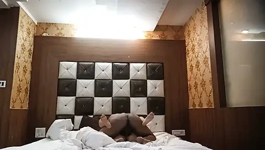 Hintli Asyalı desi üvey erkek kardeş üvey kız kardeşiyle sert sikişiyor
