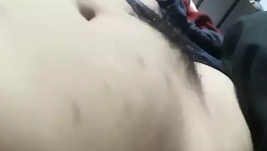 Hintli adam canlı yayında karısının vücuduyla oynuyor