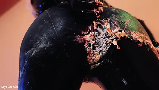 Seksi lateks fetiş videosu doğum günü pastası