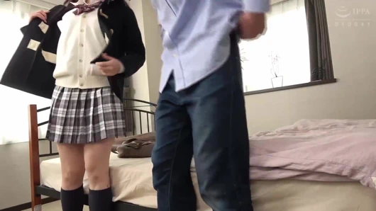 Ahlaksız genç üvey kız kardeş üvey erkek kardeşinin dairesini ziyaret ediyor. 2