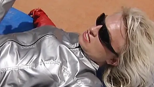 Фистинговый анальный секс вчетвером на теннисном корте с потрясающими немецкими куклами