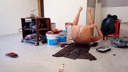 A milf painter pours paint into her pussy.