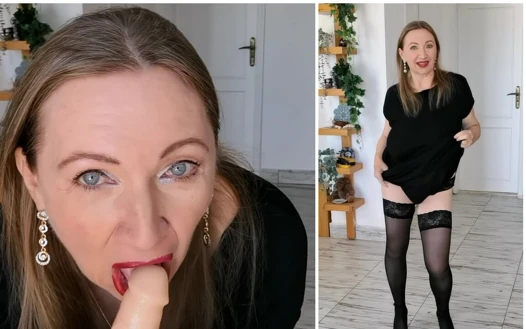 Ateşli büyük memeli orta yaşlı seksi kadın siyah çoraplı ve yüksek topuklu ayakkabılarla azdırıyor ve sakso çekiyor