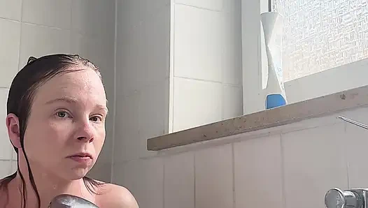 Uzun labialar ve sert meme uçları