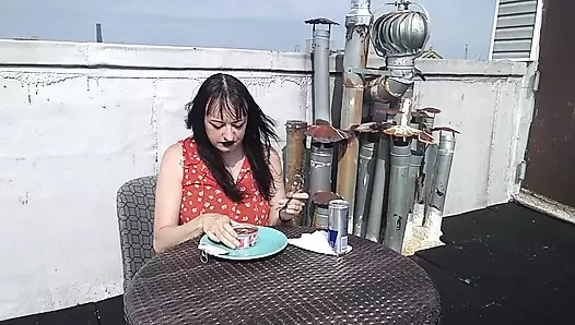 Aptal gotik kız kedi maması yiyor