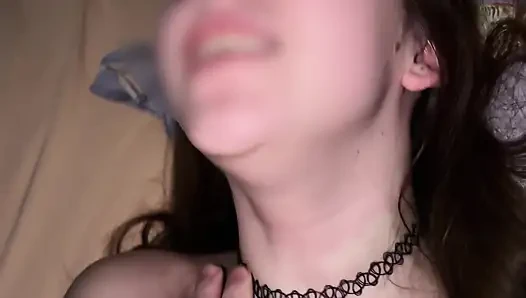 18 yaşındaki minyon üvey kız kardeş sıkı tıraşlı amcık ve büyük sulu göt sert sikiliyor - gece flaşı bakış açısı
