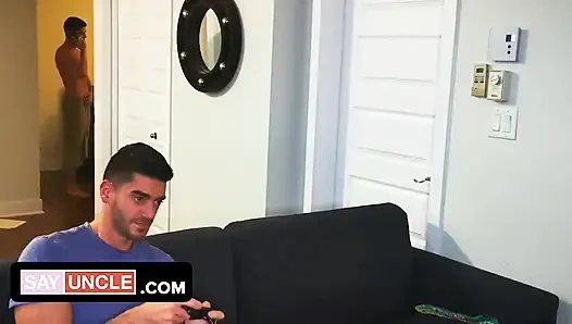 Dövmeli genç alex montenegro ateşli oda arkadaşının sert yarağıyla kırık kalbini iyileştiriyor