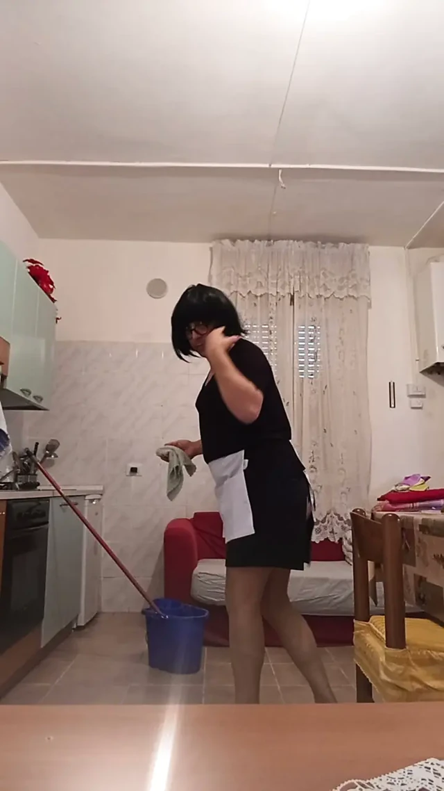Travesti ev temizliği yapıyor