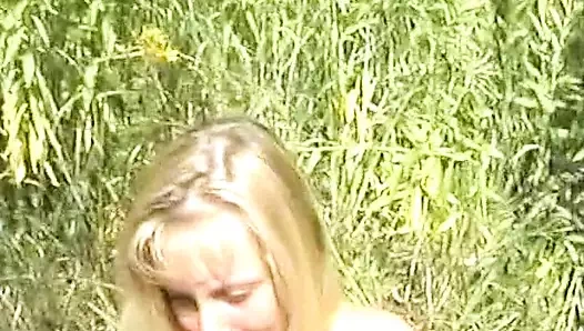 Almanya'dan sarışın kız sadece mastürbasyon yaparak bir adamı boşaltıyor