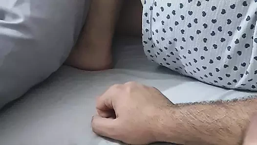 Utanmadan üvey oğul yatakta çıplak üvey annesinin yanında yarakla oturuyor