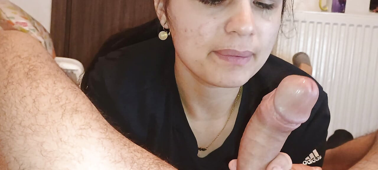Üvey babamı şehvetle emiyorum ve ondan her şeyi emiyorum