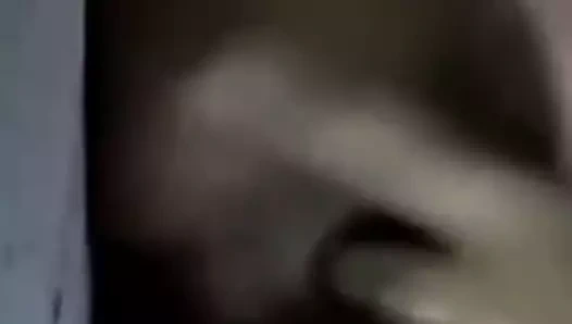 Göğüslerini ve pembe amını gösteren ateşli kızla canlı sohbet