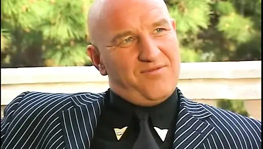 Сексуальные шлюшки делят один мужик с большим членом и глотают сперму возле бассейна после траха