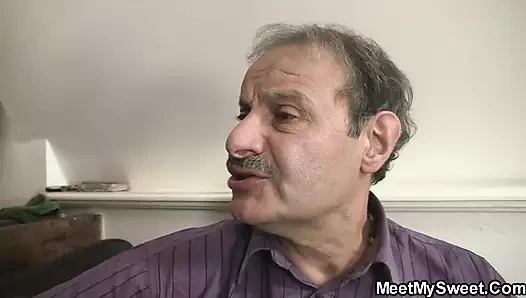 Genç kız arkadaş yaşlı çiftle tabu üçlü seks yapıyor