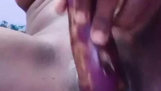 Hintli kız mastürbasyon yapıyor ve yüksek sesle inliyor