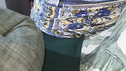 Büyük yaraklı çıplak üvey oğluyla yatakta utanmadan üvey anne