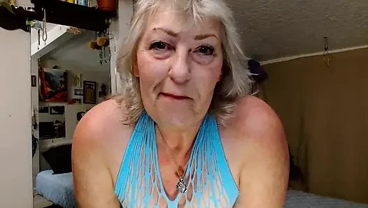 1427 seksi Amerikalı gilf dawnskye romper'ını gösteriyor