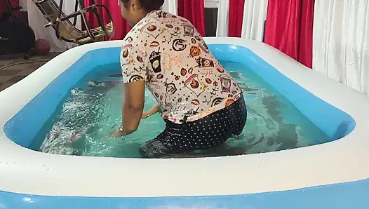 Mallu çift yüzme havuzunda sikişiyor ve oral seks yapıyor