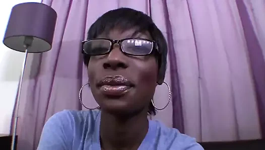 Sevgilim küçük memeli koyu tenli aldatan bir sürtük amına giriliyor ve sakso çekiyor