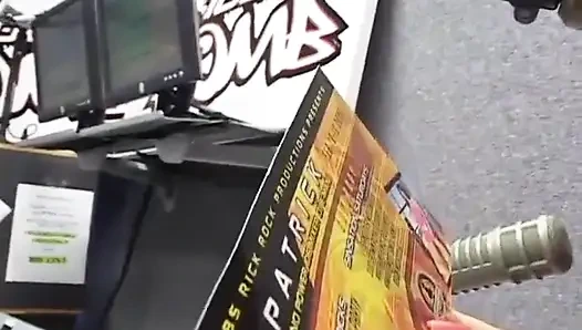 Honolulu'da Tera Patrick'in yer aldığı radyo röportajı