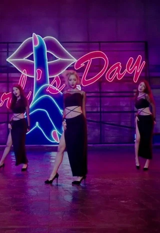 Sürtük elbiseler ve yüksek topuklu seksi hatunlar