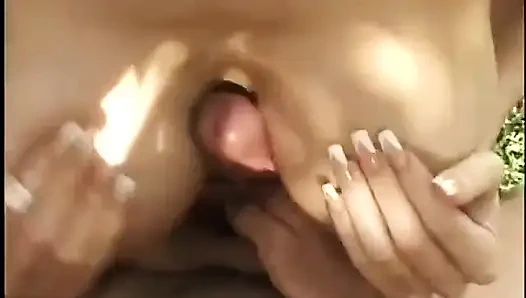 Sapık adam ve sarışın orta yaşlı seksi kadın çikolata şurubuyla kaplanırken sikişiyor