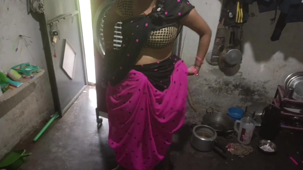 When her husband went to the bathroom in the kitchen, sister-in-law was alone, then sister-in-law’s ass pussy fucked in the dog style of the land chusa.