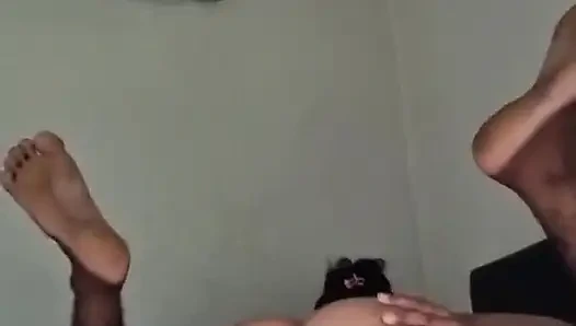 En iyi arkadaşım evime geliyor ve sonra amcığını görüyor