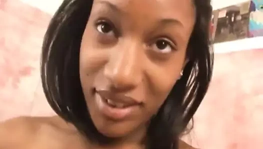 Dövmeli genç parmaklı içinde dik oturum