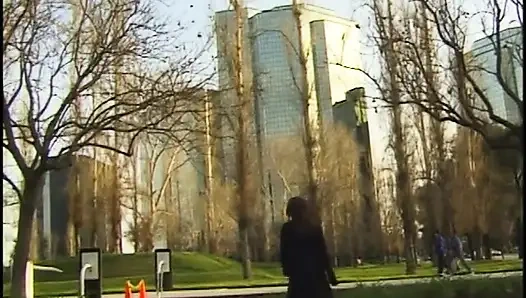 İki şanslı adam sarışın ve esmer birbirlerinin amlarını yalıyor