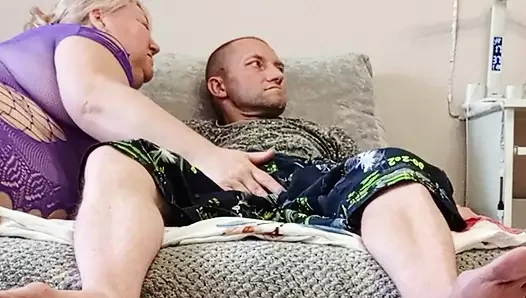 Doyumsuz kız arkadaş her zaman yarak istiyor ve ağzına boşalmak istiyor