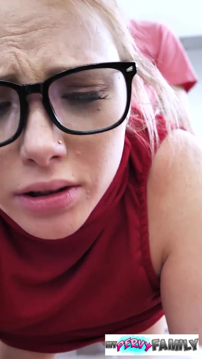 Долбя сводную сестренку, пока она играет на ее телефоне