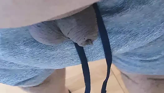 Üvey oğul üvey annesini takip eden yarakla yürüyor